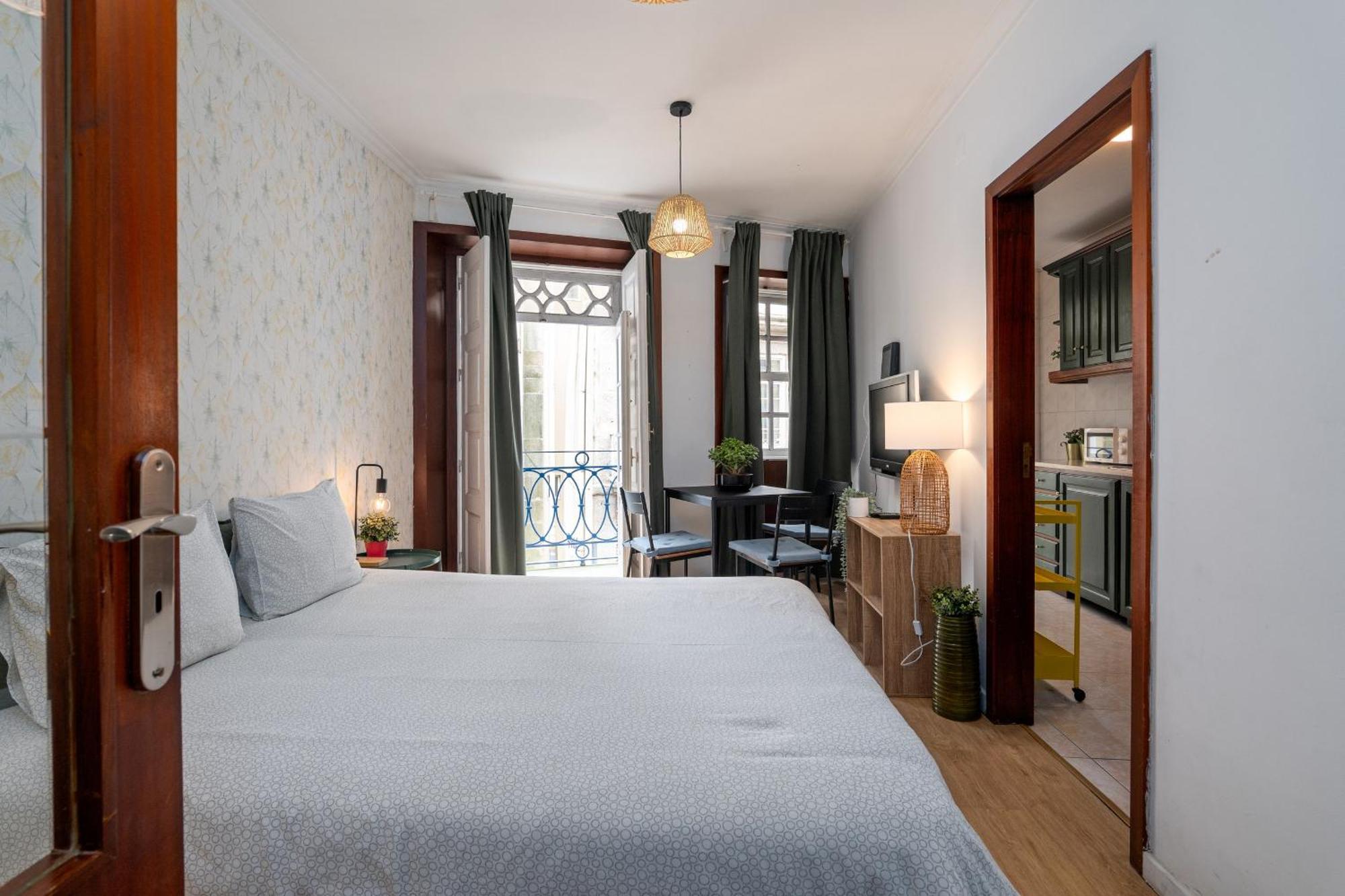 Appartamento Renovated Feb25 Clerigos Cozy Balcony With Self Check In OOporto Esterno foto