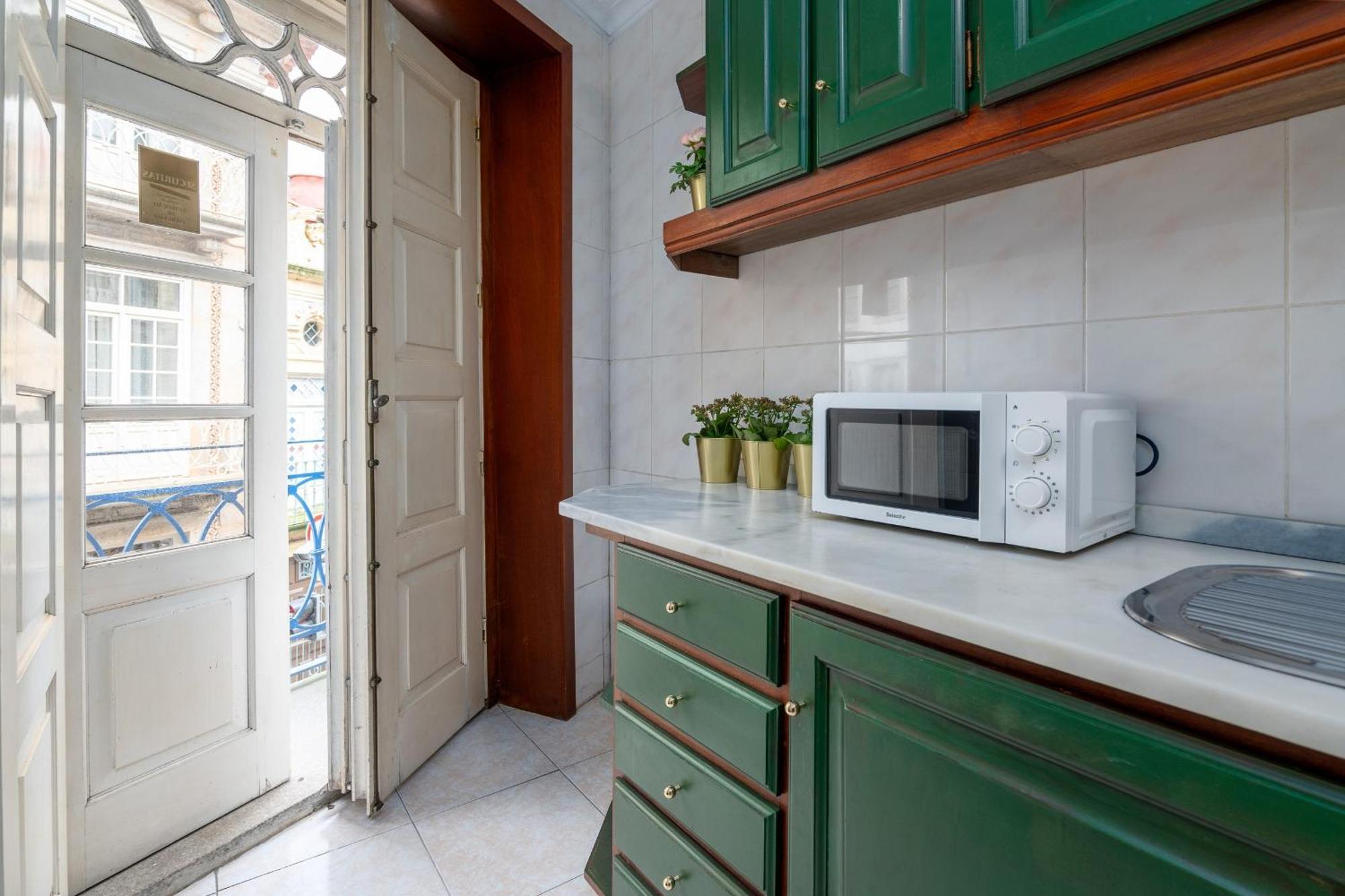 Appartamento Renovated Feb25 Clerigos Cozy Balcony With Self Check In OOporto Esterno foto